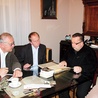  (Od lewej) Leszek Mroczko, Krzysztof Wieczerzak, ks. Witold Grzomba i Krzysztof Wydra ustalają ostatnie szczegóły wydawnicze