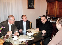  (Od lewej) Leszek Mroczko, Krzysztof Wieczerzak, ks. Witold Grzomba i Krzysztof Wydra ustalają ostatnie szczegóły wydawnicze
