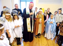  Biskup Ignacy Dec w otoczeniu dzieci z Katolickiej Szkoły Podstawowej Caritas w Wirach podczas poświęcenia Centrum Charytatywnego