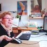 Katarzyna Warachim do pisania na klawiaturze używa zrobionego z bambusa patyczka, który trzyma w ustach