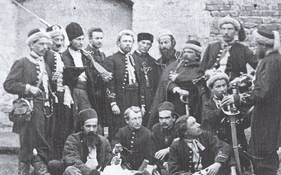  1863 r. Żuawi śmierci w Krakowie. Pierwszy od lewej stoi płk F. Rochebrune. Rekrutowani pod Wawelem, tworzyli doborowe oddziały powstańcze