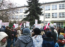 Protest w obronie przeznaczonego przez władze miasta do likwidacji Gimnazjum nr 21 na os. Podwawelskim