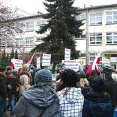  Protest w obronie przeznaczonego przez władze miasta do likwidacji Gimnazjum nr 21 na os. Podwawelskim