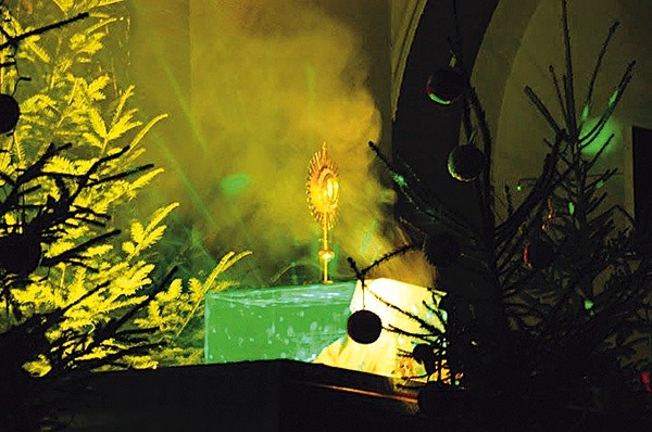 Światła laserów, muzyka, obrazy z kilku projektorów i Najświętszy Sakrament. Takie adoracje odbywają się co miesiąc w kościele przy ul. Broniew-skiego 44