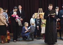  Ks. Piotr Drozd, moderator Ruchu, z rodzinami z Domowego Kościoła