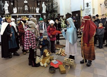 – I dziś Jezusowi składamy dary, przede wszystkim serce gotowe do przebaczenia – przypomniały w swych jasełkach dzieci w kościele pw. Świetych Piotra i Pawła w Pułtusku