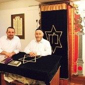  Michał Rucki i Michał Samet w sali modlitewnej  gdańskiej synagogi