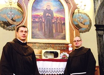  Ołtarz bł. o. Krystyna w kościele w Zakliczynie. Z lewej o. Grzegorz Chomicz, z prawej gwardian o. Tomasz Kobierski  