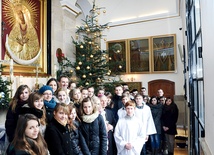 Pamiątką skarżyskich dni formacji jest wspólna fotografia zrobiona w kaplicy łaskami słynącego obrazu Matki Bożej Miłosierdzia