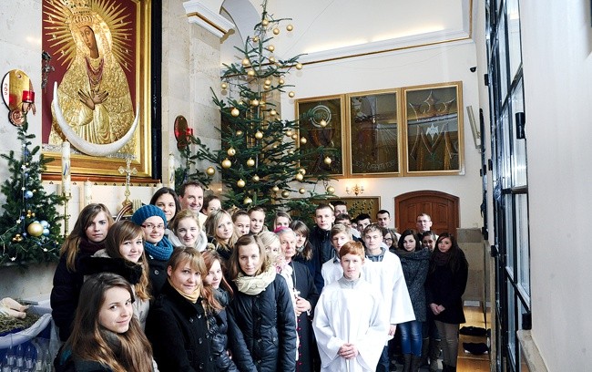 Pamiątką skarżyskich dni formacji jest wspólna fotografia zrobiona w kaplicy łaskami słynącego obrazu Matki Bożej Miłosierdzia