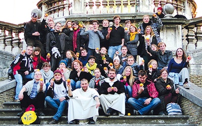„Piękno-stopowicze” przed Papieskim Uniwersytetem Świętego Tomasza z Akwinu w Rzymie. Na zdjęciu: Krzysztof Szumski i Marek Zatora siedzą pierwsi z lewej