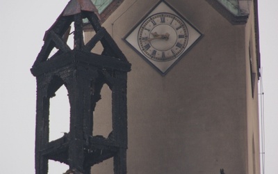 Msza św. przy spalonym kościele