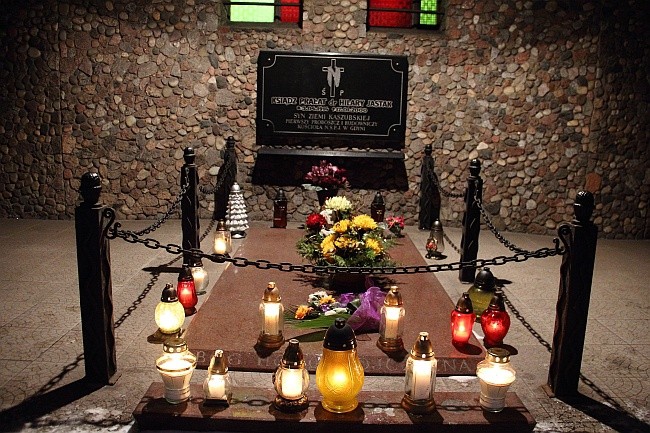 Co roku, 17 stycznia, ludzie modlą się przed grobem ks. Hilarego Jastaka