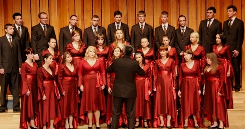 Chórzyści Akademii Techniczno-Humanistycznej śpiewaja pod dyrekcją Jana Borowskiego