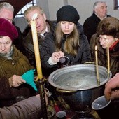  Pobłogosławioną podczas Jordanu wodę wierni zabierają do domów. Poświęcą nią mieszkania oraz będą używać jako lekarstwa