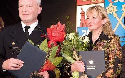  Tegoroczne Koniki odebrali Tomasz Bobin, dyrektor Urzędu Morskiego w Słupsku,  oraz Małgorzata Szmidt, terapeutka specjalna