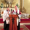  Biskupi Tadeusz Rakoczy  i Paweł Anweiler wspólnie pobłogosławili uczestników nabożeństwa ekumenicznego w ewangelicko-augsburskim kościele Zbawiciela  w Bielsku-Białej