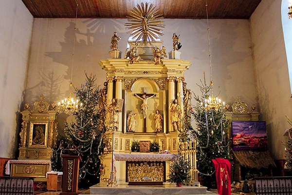 W kościele znajduje się piękny zabytkowy ołtarz 