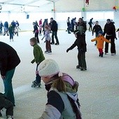  Umiejętności łyżwiarskie będzie można szlifować na  15 sztucznych lodowiskach 