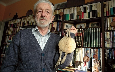  Marek Eminowicz z kopią średniowiecznej pieczęci. Przeszłość starał się pokazywać za pomocą konkretnych przedmiotów