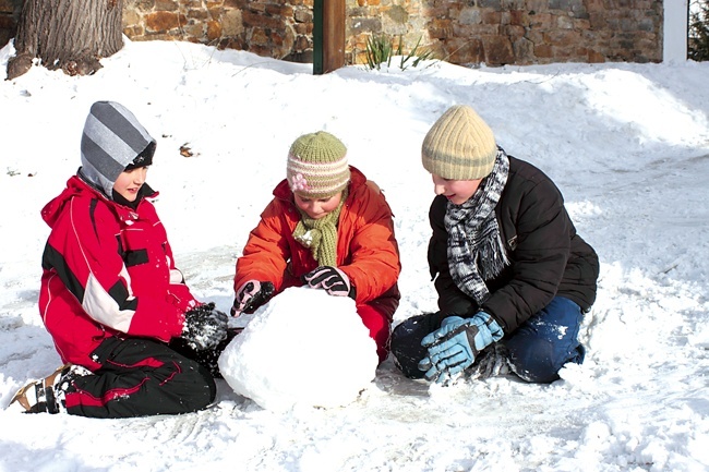  Śnieżna zima ułatwia aktywne przeżywanie ferii, ale można zapoznać się również z innymi propozycjami 