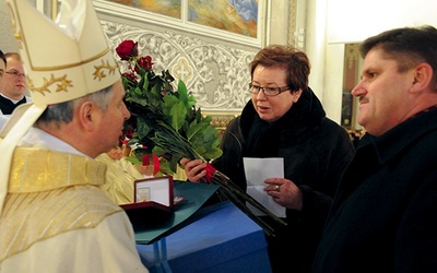  Wręczamy ten medal za wybitne zasługi oraz całokształt działalności na rzecz województwa mazowieckiego  – mówił Leszek Ruszczyk. Obok Bożenna Pacholczak 