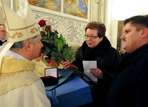  Wręczamy ten medal za wybitne zasługi oraz całokształt działalności na rzecz województwa mazowieckiego  – mówił Leszek Ruszczyk. Obok Bożenna Pacholczak 