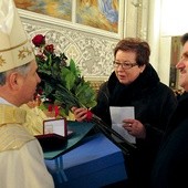  Wręczamy ten medal za wybitne zasługi oraz całokształt działalności na rzecz województwa mazowieckiego  – mówił Leszek Ruszczyk. Obok Bożenna Pacholczak 