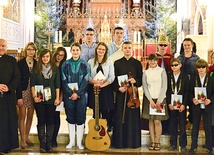 Występ młodzieży,  której towarzyszył ks. Dariusz Szlachcic, długo oklaskiwali zgromadzeni w świątyni wierni