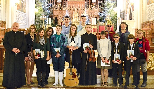 Występ młodzieży,  której towarzyszył ks. Dariusz Szlachcic, długo oklaskiwali zgromadzeni w świątyni wierni