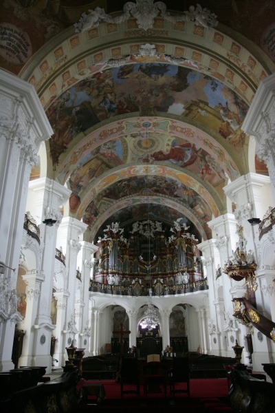 Wnętrze krzeszowskiej bazyliki