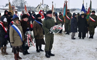 Poczty sztandarowe, kombatanci, szkolna młodzież, duchowni, przedstawiciele instytucji oraz delegacje władz miasta i powiatu uczcili pamięć ofiar zbrodni sprzed 68 lat