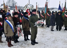 Poczty sztandarowe, kombatanci, szkolna młodzież, duchowni, przedstawiciele instytucji oraz delegacje władz miasta i powiatu uczcili pamięć ofiar zbrodni sprzed 68 lat