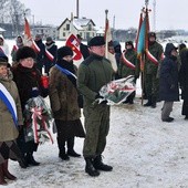 Poczty sztandarowe, kombatanci, szkolna młodzież, duchowni, przedstawiciele instytucji oraz delegacje władz miasta i powiatu uczcili pamięć ofiar zbrodni sprzed 68 lat