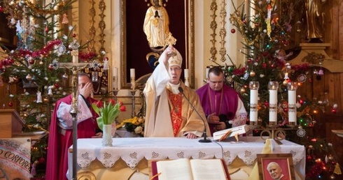 Bp Piotr Libera udzielił błogosławieństwa relikwiami bł. Jana Pawła II
