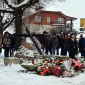 Miejsce straceń Powstańców Styczniowych znajduje się przy skrzyżowaniu ulic Piotrkowskiej i Partyzantów 