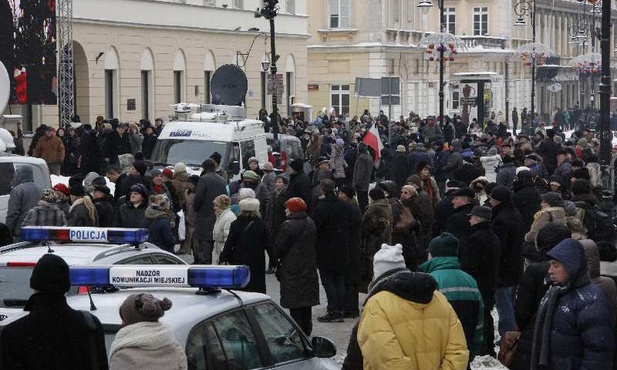 Tłumy modliły się przed kościołem Świętego Krzyża