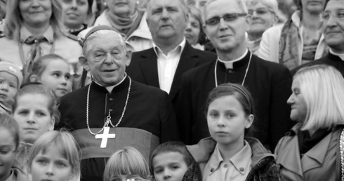 Pamiątkowe zdjęcie z kard. Józefem Glempem i bp. Piotrem Liberą parafian od św. Maksymiliana Kolbego w Płońsku z października 2011 r.