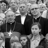 Pamiątkowe zdjęcie z kard. Józefem Glempem i bp. Piotrem Liberą parafian od św. Maksymiliana Kolbego w Płońsku z października 2011 r.