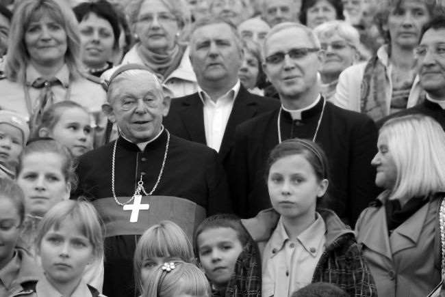 Pamiątkowe zdjęcie z kard. Józefem Glempem i bp. Piotrem Liberą parafian od św. Maksymiliana Kolbego w Płońsku z października 2011 r.