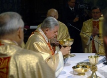 Kard. Józef Glemp przyjmuje Komunię św. w czasie ingresu bp. Piotra Libery do katedry płockiej, 31 maja 2007 r.