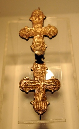 Radomski enkolpion, krzyż noszony na piersi, jedno z najcenniejszych znalezisk na Piotrówce, pochodzi z XI-XIII w.