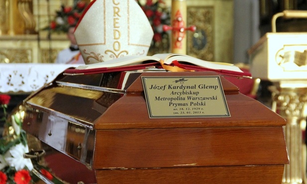 Kard. Józef Glemp pochowany będzie w dębowej trumnie, w stroju liturgicznym