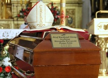 Kard. Józef Glemp pochowany będzie w dębowej trumnie, w stroju liturgicznym