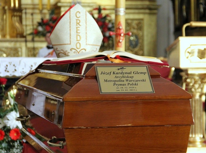 Kard. Józef Glemp pochowany będzie w dębowej trumnie, w stroju liturgicznym