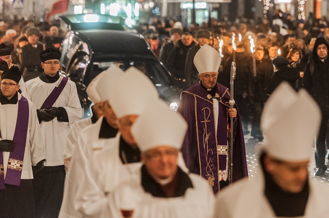 Pożegnanie Prymasa i ostatnia droga do Archikatedry.