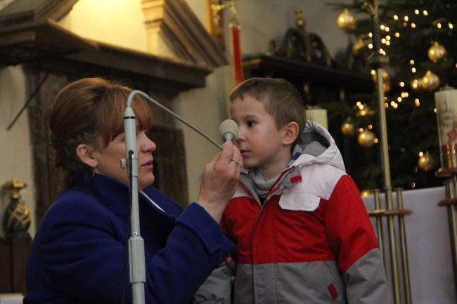 Przedszkolaki śpiewają kolędy