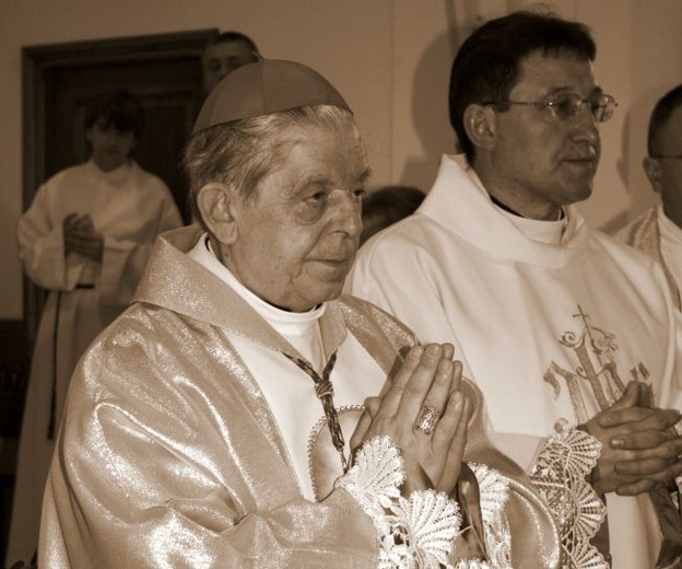 Kard. Józef Glemp w kościele parafii św. Brata Alberta w Makowie Maz. 27 maja 2008 r.