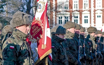 Koszalińskie uroczystości odbywały się z zachowaniem ceremoniału wojskowego
