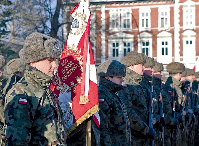 Koszalińskie uroczystości odbywały się z zachowaniem ceremoniału wojskowego